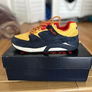 PACKER SAUCONY MEN’S SNEAKER: EXCELLENT CONDITION: SIZE 9 US: NAVY/YELLOW
